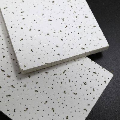 Tuiles de plafond en fibre minérale, Panneaux de plafond acoustiques pour l'isolation phonique et la décoration des bureaux, Plaque de plafond en laine de roche, Tuile de plafond en fibre minérale