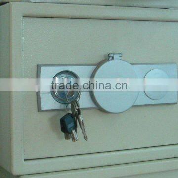 Mechanical safe with cross lock key