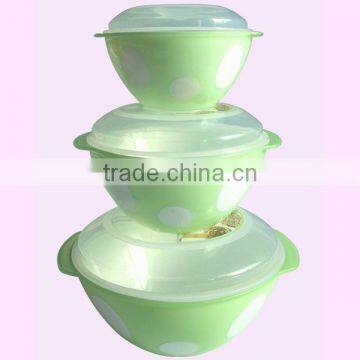 Three-piece plastic salad bowl