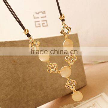 Women Crystal Rounded Pendant Necklace With Crystals Good Gifts