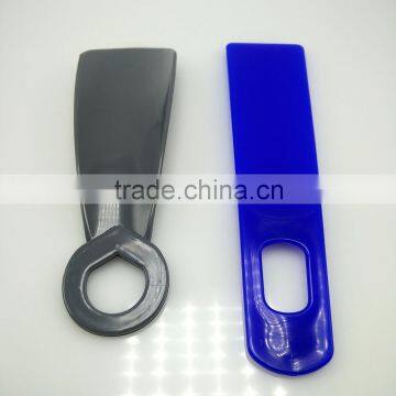 Disposable plastic hotel shoe horn