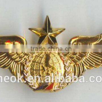 Pied cast star military badge with pin