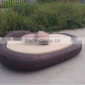 Outdoor Furniture Beach Side Sun Bed Waterproof Rattan Daybed photo-3
