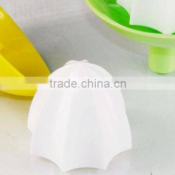 Hopper Shape Manual Juice Extractor Lemon Squeezer Plastic photo-3