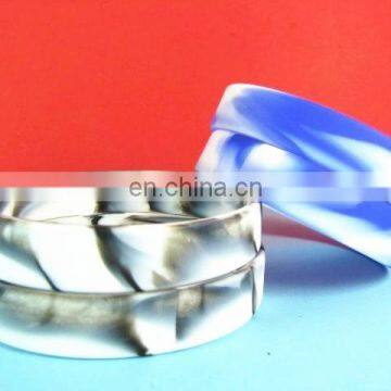 Customized One Heart Silicone Wristband With Metal Clip and Laser Logo photo-2
