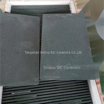 Recrystallized SiC plate for alumina ceramic kiln