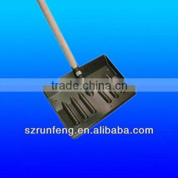 Plastic garden shovel and injection mold