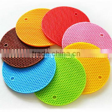 Round and honeycomb shaped silicone pad holder