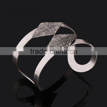 2016 Fashion Alloy Triangle European Wide Bangle