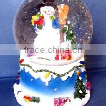 Polyresin snowman snow globe decoration