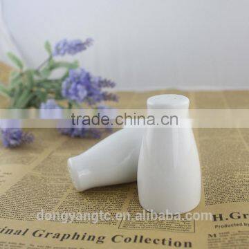 Factory Direct Wholesale Creative Tofu Ceramic Salt and Pepper Set