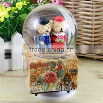 Resin bear couple antique musical snow globes with blowing snow