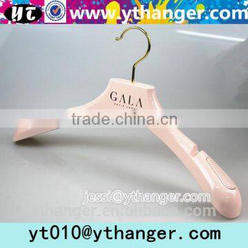 YY0481 Wholesale Cheap Gold Plastic Clothes Hanger With Notched Print Logo Plastic Hanger Supplier's Choice photo-3