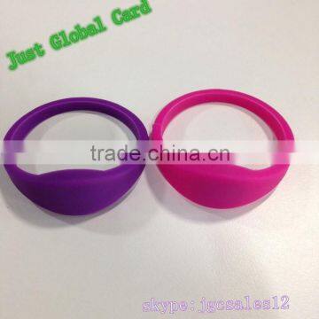 UHF 860~960Mhz ISO18000 6C fixed size RFID rubber wristband