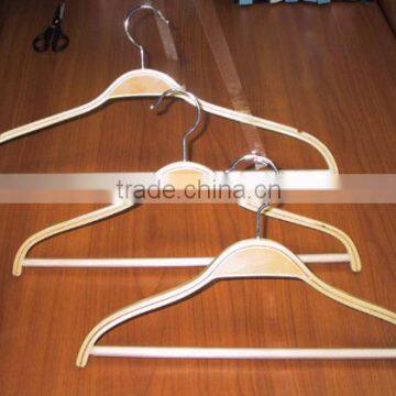 cheap laminated wooden hanger with bar, natural color for coat hanger very popular hanger