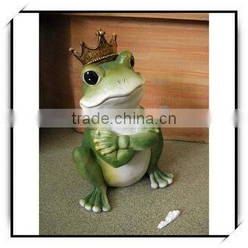 Animal decoration cool green frog holding arms with crown