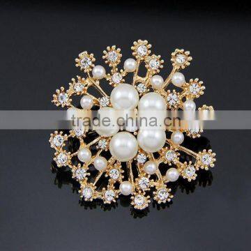 Elegant Big White Ball Pearl Flower Clear Crystal Micro Pave Setting Snowflake Costume Brooch Pins For Lady