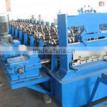 Metal sheet roll forming machine