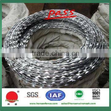 Razor type and galvanized surface treatment barbed wire