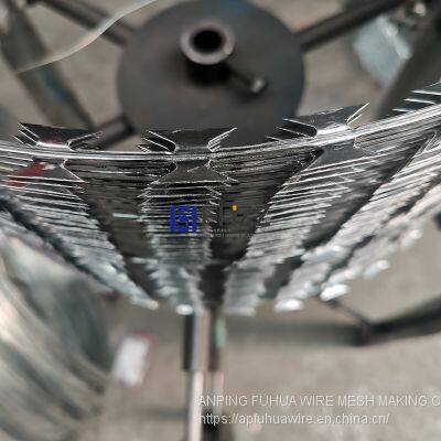 Concertina Razor Wire BTO-22 450mm Diameter Inox 304 Stainless Steel Razor Barbed Wire photo-2