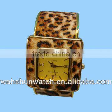 factory custom logo fashion leopard leather fancy womens golden bracelet watch
