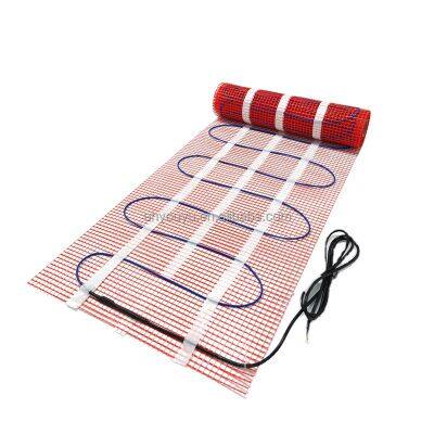 Système de chauffage par le sol électrique pour le chauffage sous les tuiles de sol. Matelas de chauffage par le sol pour le réchauffement de la maison.