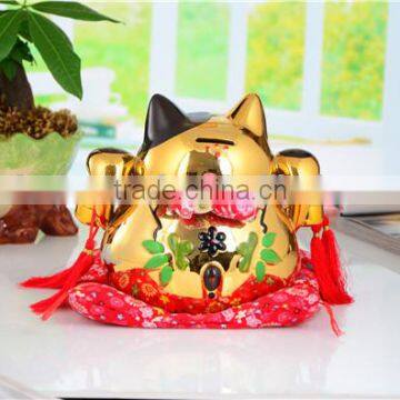 Maneki neko in sculptures gold lucky cat