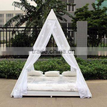 Декоративная садовая мебель из латуна с козырьком photo-2