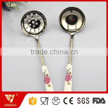 Fine Chinese Kitchen Cookware with Flower Pattern Printed Ceramic Handle