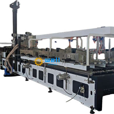Machine d'emballage pour assembler des cloisons en carton pour diviseur