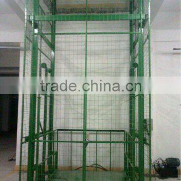 Hydraulic guide rail chain goods lifter