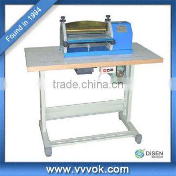 Shoes gluing machine