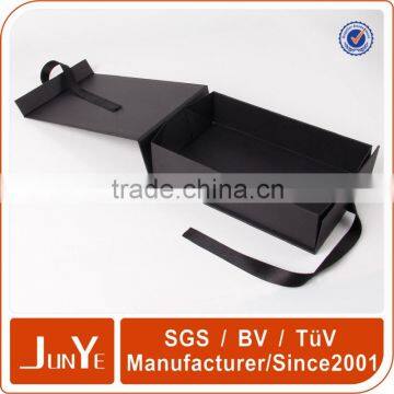 clamshell style packaging box with neck for display                        
                                                Quality Choice