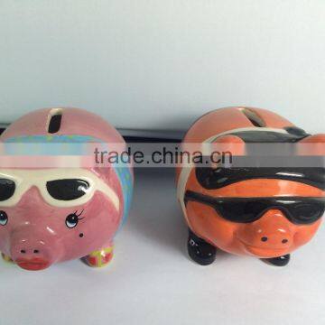 painting ceramic piggy bank for fashion deisgn