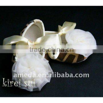 Baby Girl Giraffe Crib Shoes with Cream Rosettes GS26Z4