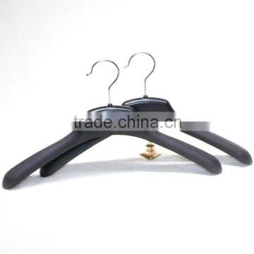 QD-1388 Large black plastic shirt hanger for clothes display