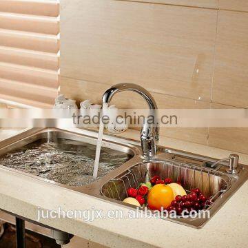 Single hole 1-handle low-arc kitchen faucet in chrome