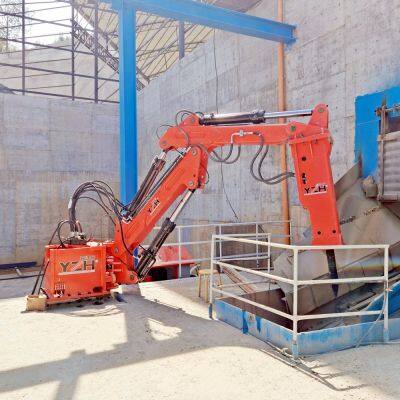 Pedestal-Mounted Stationary Rock Breaker Boom System at Jaw Crusher Inlet