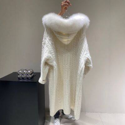 übergewicht! Dieser überdimensionierte Wollpelzmantel mit Fuchsmanschette l?sst Frauen im Winter schlanker aussehen.