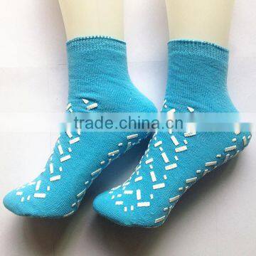 Cheap polyester anti-slip disposable hospital socks for Europe