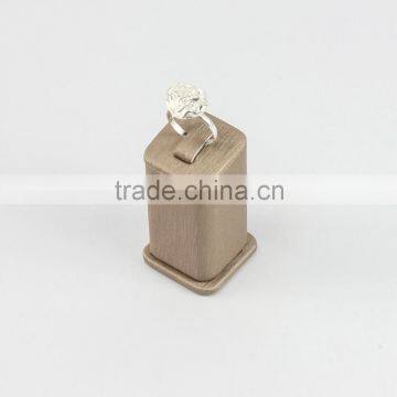 Huaxin custom tabletop jewelry display stand wooden single ring holder