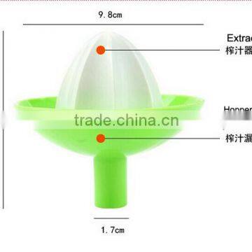 Hopper Shape Manual Juice Extractor Lemon Squeezer Plastic photo-2