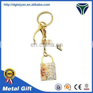 Custom gold couple the key and lock keychain