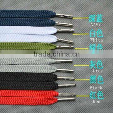 Flat polyester shoelace with metal tips