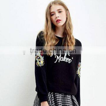 Female Black Round Collar Collar Fleece. photo-5