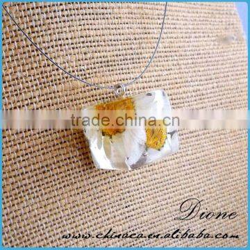 Unique Resin Crafts Real Pressed Flowers Necklace Pendant for Womens photo-4