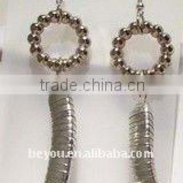 Metal Flexible earring in Rhodium