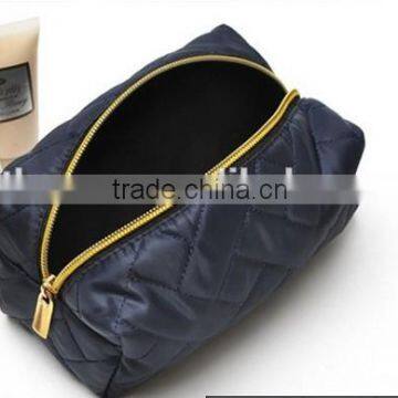 2016 Fashion Satin Quilting Toiletry Bag With Gold Zip for Man photo-3