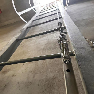 Вертикальная безопасная канатная линия, используемая для системы безопасного лазания по лестнице