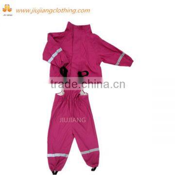 Children's rainsuit in solid color.